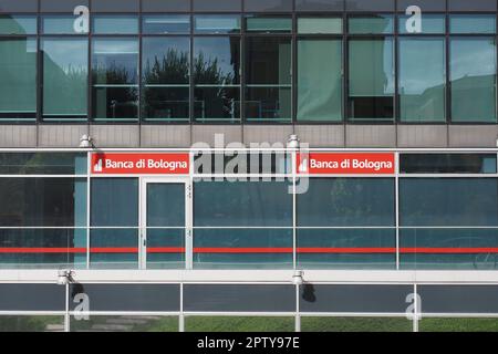 BOLOGNA, ITALIA - CIRCA SETTEMBRE 2022: Cartello bancario Banca di Bologna Foto Stock