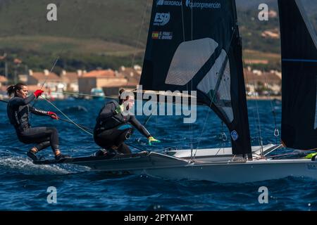 Hyeres, Francia. 25th Apr, 2023. La squadra spagnola (Alicia Fras ed Elena Barrio) gareggia nella categoria FX durante il giorno 2 della settimana olimpica francese 2023. La settimana olimpica francese 2023 si terrà a Hyères-les-Palmiers dal 23 al 30 aprile 2023 e riunirà i migliori specialisti del mondo in eventi velistici per i prossimi Giochi olimpici di Parigi 2024. Credit: SOPA Images Limited/Alamy Live News Foto Stock