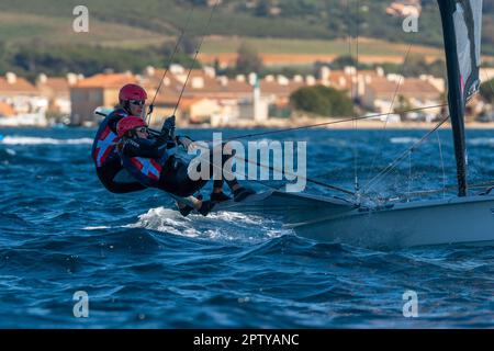 Hyeres, Francia. 25th Apr, 2023. La squadra danese (Johanne schmidt e Andrea Schmidt) gareggia nella categoria FX durante il giorno 2 della settimana olimpica francese 2023. La settimana olimpica francese 2023 si terrà a Hyères-les-Palmiers dal 23 al 30 aprile 2023 e riunirà i migliori specialisti del mondo in eventi velistici per i prossimi Giochi olimpici di Parigi 2024. Credit: SOPA Images Limited/Alamy Live News Foto Stock