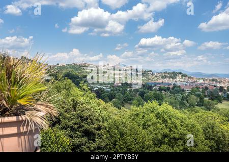 Bergamo. Città nuova e vecchia. Città in basso e in alto. Una delle più belle città d'Italia. Lombardia. Paesaggio sulla città vecchia durante una meravigliosa giornata blu. B Foto Stock