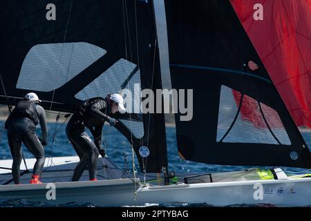 Hyeres, Francia. 25th Apr, 2023. La squadra cinese (Xiaoyu Hu e Mengyuan Shan) gareggia nella categoria FX durante il giorno 2 della settimana olimpica francese. La settimana olimpica francese 2023 si terrà a Hyères-les-Palmiers dal 23 al 30 aprile 2023 e riunirà i migliori specialisti del mondo in eventi velistici per i prossimi Giochi olimpici di Parigi 2024. Credit: SOPA Images Limited/Alamy Live News Foto Stock