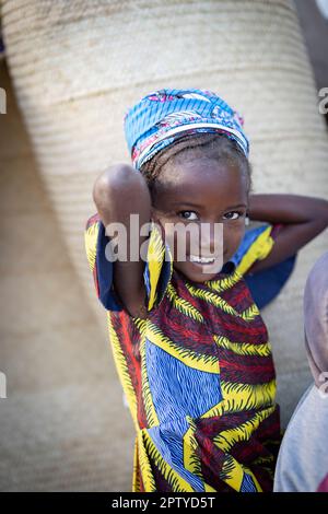 Ragazza Fulani sorridente, rifugiatasi dal conflitto nel Nord, nella regione di Segou, Mali, Africa Occidentale. 2022 siccità del Mali e crisi della fame. Foto Stock