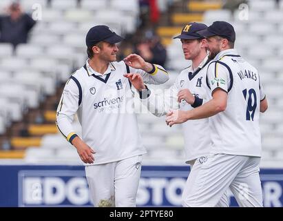 Birmingham, Regno Unito. 28th Apr, 2023. *** Durante il giorno 2 della partita del LV County Championship tra Warwickshire CCC e Surrey CCC a Edgbaston Cricket Ground, Birmingham, Inghilterra il 28 aprile 2023. Foto di Stuart Leggett. Solo per uso editoriale, licenza richiesta per uso commerciale. Non è utilizzabile nelle scommesse, nei giochi o nelle pubblicazioni di un singolo club/campionato/giocatore. Credit: UK Sports Pics Ltd/Alamy Live News Foto Stock