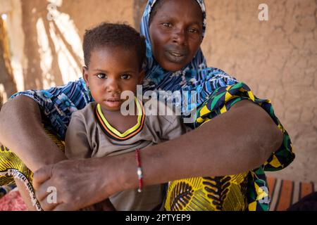 Madre e figlia della tribù Fulani nella regione di Segou, Mali, Africa occidentale. 2022 Mali siccità e crisi della fame. Foto Stock