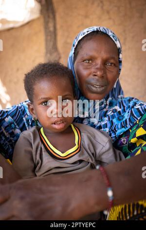 Madre e figlia della tribù Fulani nella regione di Segou, Mali, Africa occidentale. 2022 Mali siccità e crisi della fame. Foto Stock