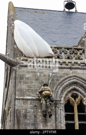 Chiesa,dove,durante,American Airborne operazione,US paracadutista,John Steele's.John Steele,paracadute,catturato,il,chiesa,campanile,e,lui,appeso loro,fingendo,di,essere,dead.an effigy,manichino,di,lui,insieme,con,paracadute,resti,il,chiesa,in,al,francese,primo,Eglise,in,Francia,Esercito,1944,durante il famoso villaggio,Francia,Francia,Esercito,primo,in,Francia,Francia,primo,Francia,durante il villaggio,Francia,Francia,Eglise,Esercito,il,primo,primo,Francia,Esercito,il,primo,primo,primo, Foto Stock