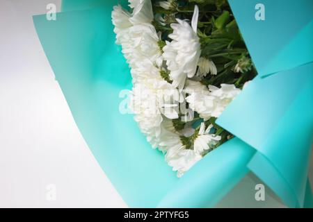 Bouquet di fiori a margherita bianchi su sfondo bianco primo piano. Blu W Foto Stock