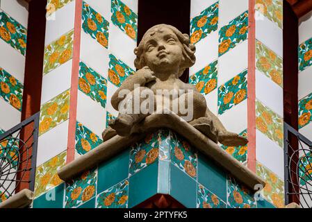 Dettagli della ceramica e della scultura sulla facciata di Casa Vicens, disegnata da Antoni Gaudí (Barcellona, Catalogna, Spagna) Foto Stock