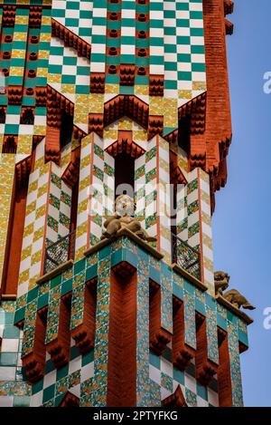 Dettagli della ceramica e della scultura sulla facciata di Casa Vicens, disegnata da Antoni Gaudí (Barcellona, Catalogna, Spagna) Foto Stock