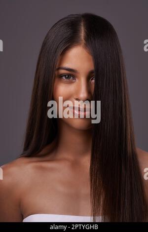 Mantenere i capelli in forma di punta. Ritratto di una bella giovane donna in posa in studio Foto Stock