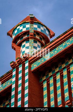 Dettagli della facciata della Casa Vicens, disegnata da Antoni Gaudí (Barcellona, Catalogna, Spagna) ESP: Detalles de la fachada de Casa Vicens BCN España Foto Stock