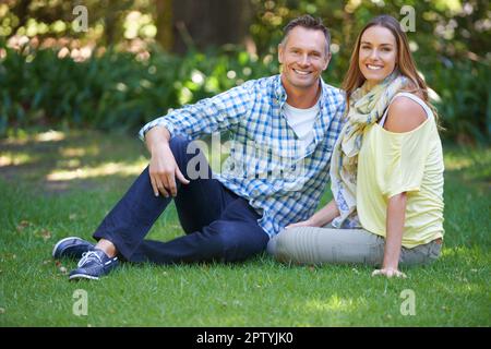 Si fanno sempre del tempo l'uno per l'altro. Ritratto di una coppia affettuosa fuori al sole estivo Foto Stock