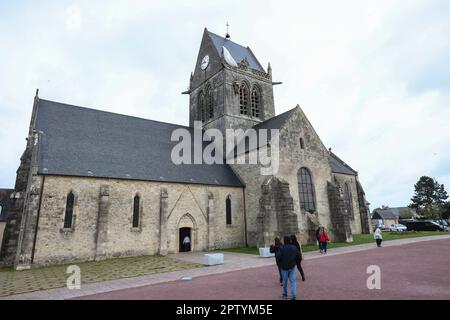 Chiesa,dove,durante,American Airborne operazione,US paracadutista,John Steele's.John Steele,paracadute,catturato,il,chiesa,campanile,e,lui,appeso loro,fingendo,di,essere,dead.an effigy,manichino,di,lui,insieme,con,paracadute,resti,il,chiesa,in,al,francese,primo,Eglise,in,Francia,Esercito,1944,durante il famoso villaggio,Francia,Francia,Esercito,primo,in,Francia,Francia,primo,Francia,durante il villaggio,Francia,Francia,Eglise,Esercito,il,primo,primo,Francia,Esercito,il,primo,primo,primo, Foto Stock