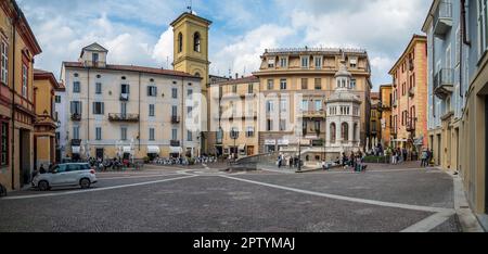 Piazza con Fontana Bollente, nel centro di Acqui Terme, antico borgo piemontese Foto Stock