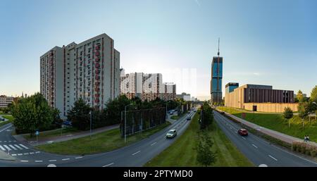 Un'immagine panoramica del viale Roździeńskiego e degli edifici circostanti. Foto Stock
