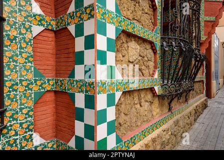 Piastrella con il marigold francese (Tagetes patula) sulla parete della Casa Vicens. Gaudí ha trovato questi fiori sul sito e ha voluto rendere omaggio a loro Foto Stock