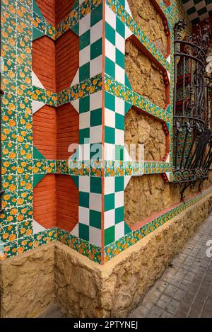 Piastrella con il marigold francese (Tagetes patula) sulla parete della Casa Vicens. Gaudí ha trovato questi fiori sul sito e ha voluto rendere omaggio a loro Foto Stock