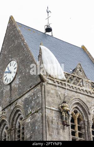 Chiesa,dove,durante,American Airborne operazione,US paracadutista,John Steele's.John Steele,paracadute,catturato,il,chiesa,campanile,e,lui,appeso loro,fingendo,di,essere,dead.an effigy,manichino,di,lui,insieme,con,paracadute,resti,il,chiesa,in,al,francese,primo,Eglise,in,Francia,Esercito,1944,durante il famoso villaggio,Francia,Francia,Esercito,primo,in,Francia,Francia,primo,Francia,durante il villaggio,Francia,Francia,Eglise,Esercito,il,primo,primo,Francia,Esercito,il,primo,primo,primo, Foto Stock