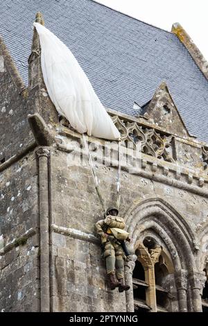 Chiesa,dove,durante,American Airborne operazione,US paracadutista,John Steele's.John Steele,paracadute,catturato,il,chiesa,campanile,e,lui,appeso loro,fingendo,di,essere,dead.an effigy,manichino,di,lui,insieme,con,paracadute,resti,il,chiesa,in,al,francese,primo,Eglise,in,Francia,Esercito,1944,durante il famoso villaggio,Francia,Francia,Esercito,primo,in,Francia,Francia,primo,Francia,durante il villaggio,Francia,Francia,Eglise,Esercito,il,primo,primo,Francia,Esercito,il,primo,primo,primo, Foto Stock