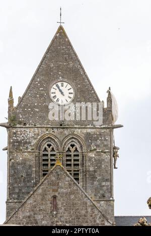 Chiesa,dove,durante,American Airborne operazione,US paracadutista,John Steele's.John Steele,paracadute,catturato,il,chiesa,campanile,e,lui,appeso loro,fingendo,di,essere,dead.an effigy,manichino,di,lui,insieme,con,paracadute,resti,il,chiesa,in,al,francese,primo,Eglise,in,Francia,Esercito,1944,durante il famoso villaggio,Francia,Francia,Esercito,primo,in,Francia,Francia,primo,Francia,durante il villaggio,Francia,Francia,Eglise,Esercito,il,primo,primo,Francia,Esercito,il,primo,primo,primo, Foto Stock