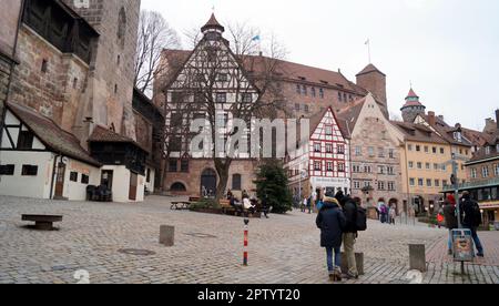 Beim Tiergartner, spiovente piazza acciottolata della città vecchia, con Pilatushaus e il Castello Imperiale sullo sfondo, Norimberga, Germania Foto Stock