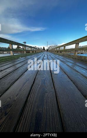 Passerella in legno o molo per passeggiare lungo la costa di Sidney, British Columbia, Canada Foto Stock