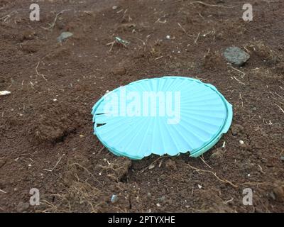 A causa di un ambiente malsano, vi è uno spreco di coperchi di vaso gettati senza attenzione su terre sterili, a bogor Foto Stock