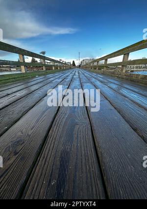 Passerella in legno o molo per passeggiare lungo la costa di Sidney, British Columbia, Canada Foto Stock