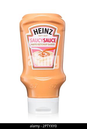 LONDRA, UK - 18 APRILE 2023 : bottiglia di salsa di ketchup Heinz mayo su bianco. Foto Stock