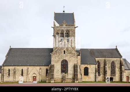 Chiesa,dove,durante,American Airborne operazione,US paracadutista,John Steele's.John Steele,paracadute,catturato,il,chiesa,campanile,e,lui,appeso loro,fingendo,di,essere,dead.an effigy,manichino,di,lui,insieme,con,paracadute,resti,il,chiesa,in,al,francese,primo,Eglise,in,Francia,Esercito,1944,durante il famoso villaggio,Francia,Francia,Esercito,primo,in,Francia,Francia,primo,Francia,durante il villaggio,Francia,Francia,Eglise,Esercito,il,primo,primo,Francia,Esercito,il,primo,primo,primo, Foto Stock