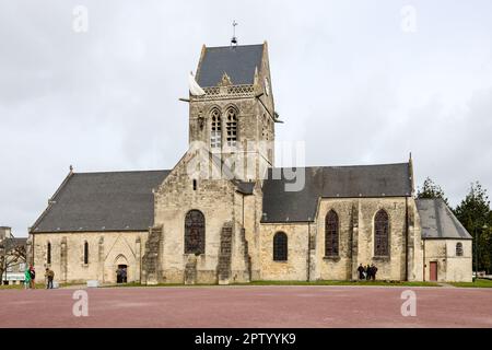 Chiesa,dove,durante,American Airborne operazione,US paracadutista,John Steele's.John Steele,paracadute,catturato,il,chiesa,campanile,e,lui,appeso loro,fingendo,di,essere,dead.an effigy,manichino,di,lui,insieme,con,paracadute,resti,il,chiesa,in,al,francese,primo,Eglise,in,Francia,Esercito,1944,durante il famoso villaggio,Francia,Francia,Esercito,primo,in,Francia,Francia,primo,Francia,durante il villaggio,Francia,Francia,Eglise,Esercito,il,primo,primo,Francia,Esercito,il,primo,primo,primo, Foto Stock