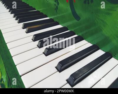 Un pianoforte o pianoforte è uno strumento musicale a percussione e tastiera. Un'ottava è un intervallo musicale in cui il rapporto di frequenze tra s. Foto Stock