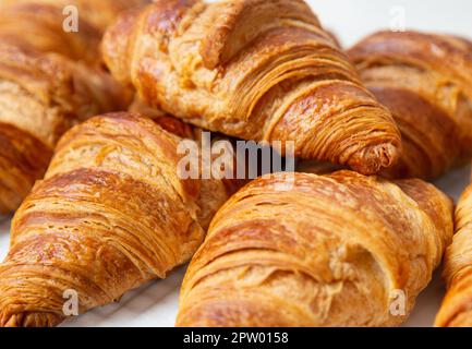 Close up di croissant appena usciti dal forno pronto per essere mangiato caldo Foto Stock