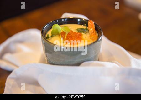 Coppa giapponese di Chawanmushi con guarnizioni Foto Stock