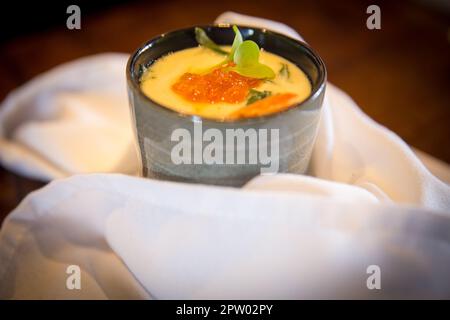 Coppa giapponese di Chawanmushi con guarnizioni Foto Stock