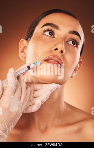 Bellezza, faccia e botox dal medico che fa l'iniezione delle labbra del collagene per il cambiamento cosmetico. Chirurgia plastica, riempitivo per labbra e cura della pelle per la gioventù, dermatologia Foto Stock