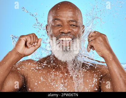 Orale, filo interdentale e acqua con sorriso, benessere e su sfondo blu studio. Ritratto, salute della bocca o maschio nero anziano con igiene dentale, liquido Foto Stock