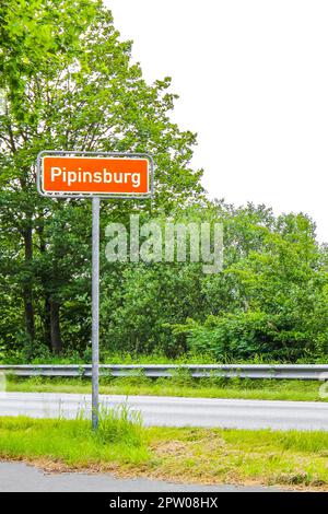 Geestland Germania 13. Giugno 2010 marrone-arancio città segno di Pipinsburg sulla strada di campagna. Germania. Foto Stock