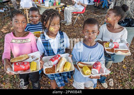 Miami Florida,Frederick Douglass Elementary School,studenti della città interna della minoranza degli africani neri,ragazzi ragazzi maschi ragazze femmina fuori Foto Stock