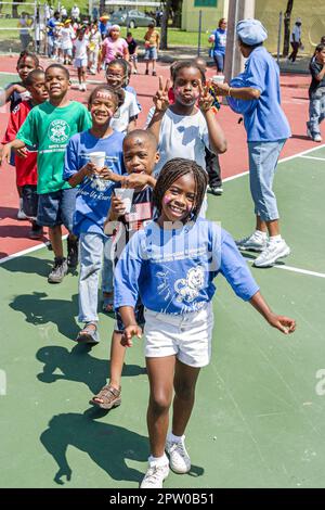 Miami Florida,Frederick Douglass Elementary School,studenti della città interna della minoranza degli africani neri,ragazzi ragazzi maschi ragazze femmina fuori Foto Stock