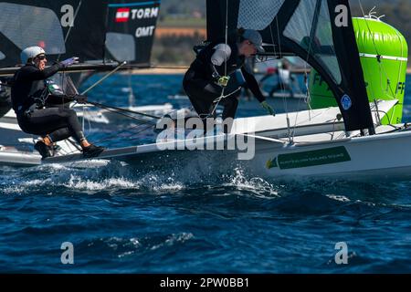 Hyeres, Francia. 25th Apr, 2023. La squadra australiana compete nella categoria FX durante il giorno 2 della settimana olimpica francese 2023. La settimana olimpica francese 2023 si terrà a Hyères-les-Palmiers dal 23 al 30 aprile 2023 e riunirà i migliori specialisti del mondo in eventi velistici per i prossimi Giochi olimpici di Parigi 2024. (Foto di Laurent Coust/SOPA Images/Sipa USA) Credit: Sipa USA/Alamy Live News Foto Stock