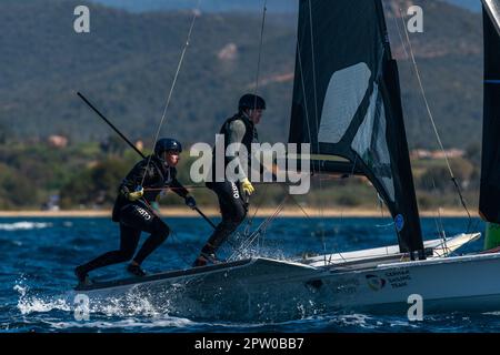 Hyeres, Francia. 25th Apr, 2023. La squadra tedesca (Marla Bergmann e Hanna Wille) gareggia nella categoria FX durante il giorno 2 della settimana olimpica francese 2023. La settimana olimpica francese 2023 si terrà a Hyères-les-Palmiers dal 23 al 30 aprile 2023 e riunirà i migliori specialisti del mondo in eventi velistici per i prossimi Giochi olimpici di Parigi 2024. (Foto di Laurent Coust/SOPA Images/Sipa USA) Credit: Sipa USA/Alamy Live News Foto Stock