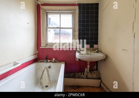 Interno Foto di un bagno in una casa vittoriana non modernizzata nel sud di Londra. Foto Stock