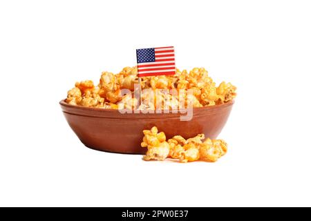 Ciotola di popcorn di formaggio piccante in ciotola con bandiera americana su bianco Foto Stock