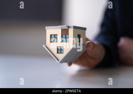 Ristrutturazione e ribaltamento della casa. Capovolgimento della proprietà. Riparazione immobiliare Foto Stock