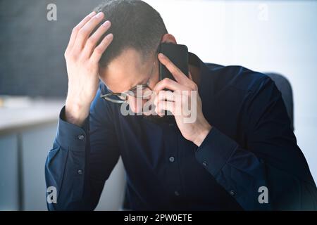 Uomo maschile che parla su cellulare o smartphone Foto Stock