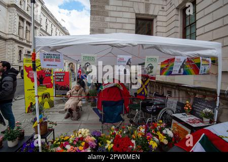 Londra, Regno Unito. 28th aprile 2023. Il manifestante Vahid Beheshti è ora il giorno 65 di uno sciopero della fame al di fuori dell'Ufficio degli Esteri di Londra, che chiede che il corpo della Guardia Revolunzionaria Islamica (IRGC) in Iran venga classificato dal governo britannico come un'organizzazione terroristica. Se ciò dovesse accadere, nel Regno Unito diventerebbe reato appartenere al gruppo o sostenere le sue attività. Oggi i manifestanti stavano conducendo una campagna al di fuori del Ministero degli Esteri. Credit: Alamy Live News Foto Stock