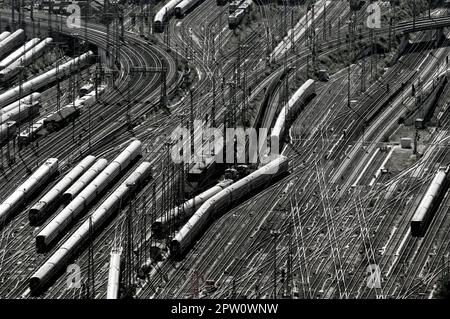 Vista a volo d'uccello della pista di un cantiere di marshalling con vagoni ferroviari Foto Stock