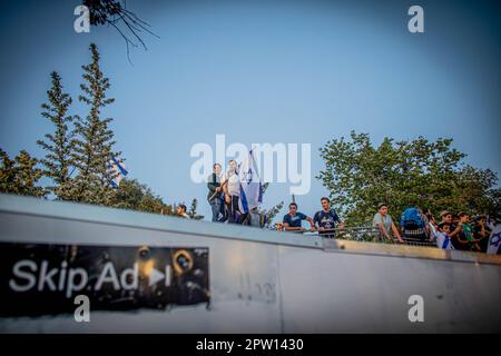 Gerusalemme, Israele. 27th Apr, 2023. I sostenitori israeliani della riforma hanno fatto sventolare la loro bandiera nazionale durante la manifestazione a favore della riforma. Gli israeliani a favore della riforma giudiziaria di divisione del governo hanno partecipato a una manifestazione al di fuori della Knesset a Gerusalemme, nella più grande protesta a destra del paese in quasi due decenni. Credit: SOPA Images Limited/Alamy Live News Foto Stock