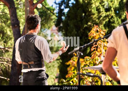 19/11/2022, Madrid, Spagna: Giocoleria nel parco. Primo piano dell'esecuzione del giocoliere sul palco Foto Stock